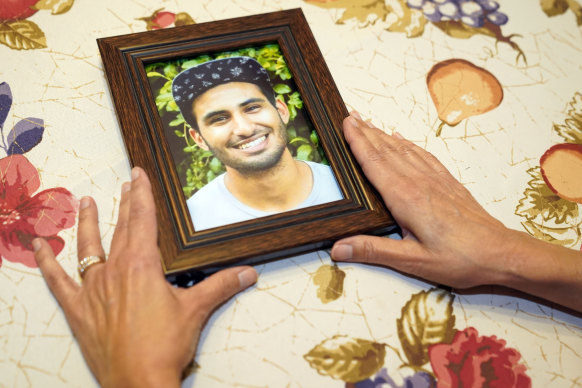 Dolores Cruz, en küçük oğlu Eric Cruz'un California, San Gabriel'deki evindeki bir fotoğrafını gösteriyor.  Cruz, 2022'de 2017'de bir araba kazasında ölen oğlu için yas tutmasıyla ilgili bir makale yayınladı. 