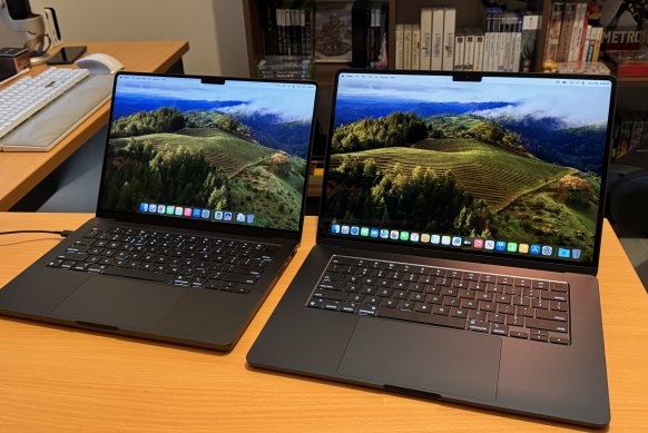 The biggest current MacBook Air (right) is thinner and lighter than the smallest current MacBook Pro (left).