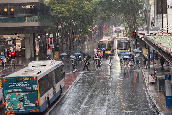 周四早高峰期间，布里斯班中央商务区下了倾盆大雨。