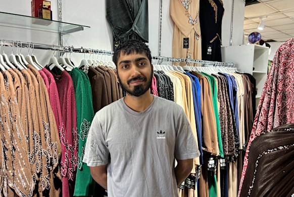Sharik Latif, proprietario della boutique Khaleesi, nel suo negozio nel quartiere Bury Park di Luton, Regno Unito.