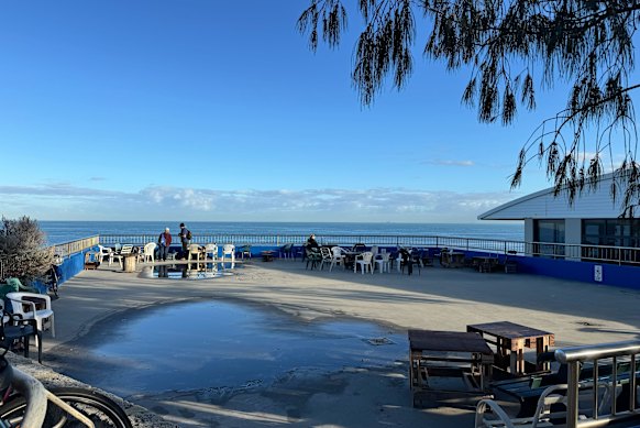 El espacio del techo sobre el North Cottesloe Surf Life Saving Club se utiliza actualmente como área de descanso informal para lugareños y visitantes.