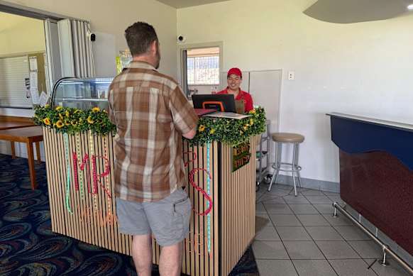 Loc Nguyen sirve a Brendan Field el lunes por la tarde.