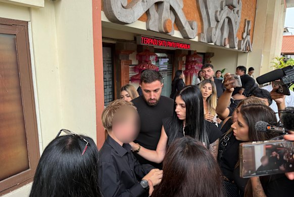 Jazmyn Gourdeas (al centro), la vedova di Zivan Radmanovic, consola uno dei loro figli fuori dal tribunale di Bali dopo che i giudici hanno rinviato i verdetti.