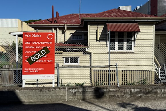 The Queensland government has abandoned plans to turn the old West End Police Station on Boundary Street into a health and community services hub. 
