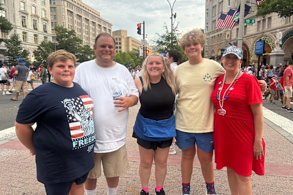 Missy Gates (a destra) e la sua famiglia hanno viaggiato dall'Alabama a Washington per le celebrazioni.