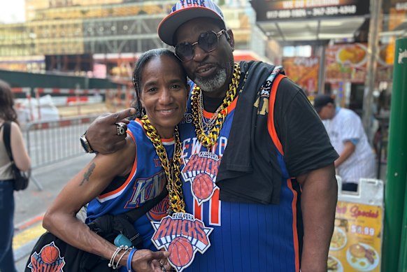 Sonya Badger (a sinistra) e Colin Ray fuori dal Madison Square Garden prima della seconda partita delle finali NBA.