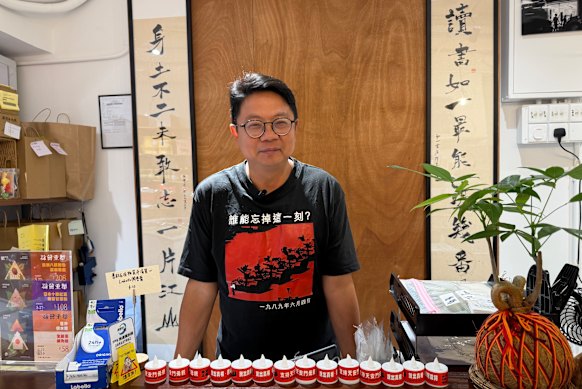 Derek Chu, ex consigliere distrettuale pro-democrazia, nella sua libreria di Hong Kong.