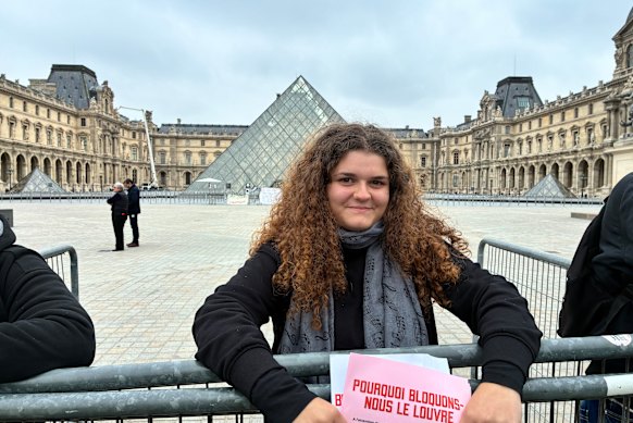 Lunedì la studentessa Inaya Plieu si trova sulla barricata fuori dal Louvre.