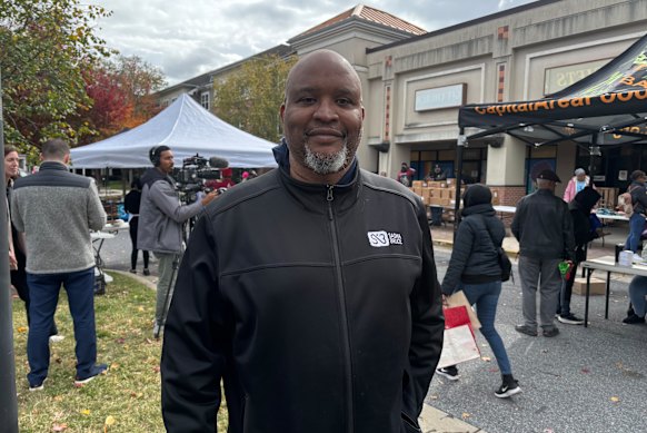 Pastor Oliver Curtis, do No Limits Outreach Ministries, em um banco de alimentos em Landover, Maryland.