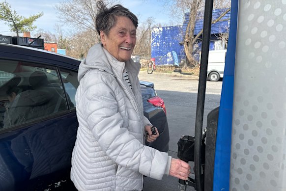 Janet Stolba bombeia gasolina em Hyattsville, Maryland.