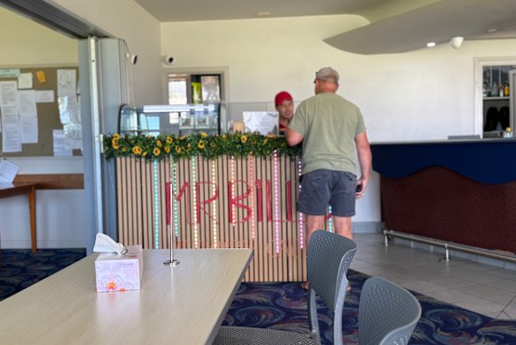 Un cliente agradece a Loc Nguyen el lunes por la tarde.