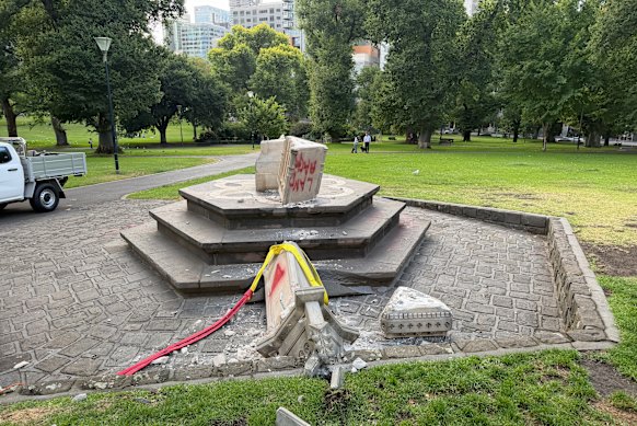 The Pioneer Monument in Flagstaff Gardens was destroyed.