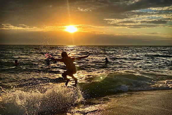 Australia News Live: Leigh의 동맹국은 그녀가 당 지도자로 남을 것이라고 확신합니다. 멜버른, 블랙새터데이 이후 최악의 폭염 예상