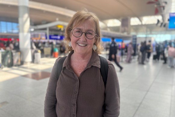 Karen Savage apoia a retirada de fundos do ICE, embora a paralisação do governo esteja causando o caos em seu voo de volta para Minneapolis.