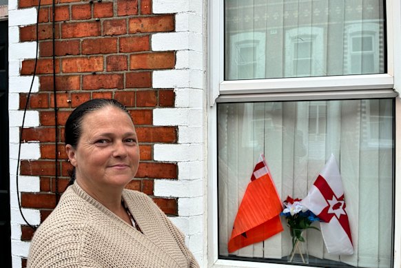 Kelly Hart ha esposto le bandiere dell'Orange Order e della Mano Rossa dell'Ulster alla finestra della sua casa di Belfast nel tentativo di scoraggiare i rivoltosi.