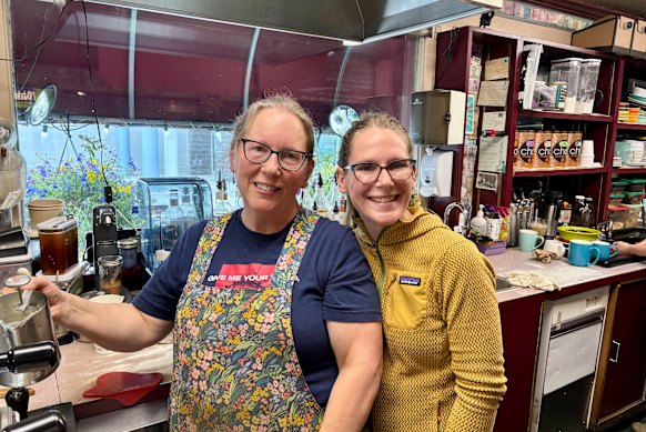 Karin e Jessica Johnson dirigem o Dark Horse Cafe, no centro de Anchorage, onde orgulhosamente mostram seu apoio à Ucrânia.