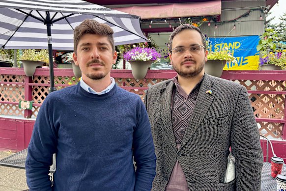 Julian Hayda (à esquerda) e Otap Yaryh pela Ucrânia Charity Razom para a Ucrânia, que em Anchorage, na frente de Trump e Putin's Reunity.
