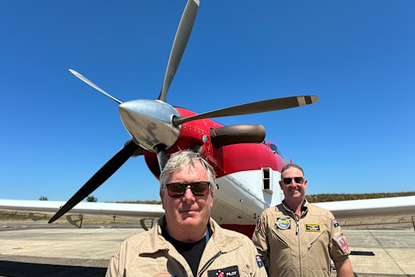 الطيارين كارل مارشال (يسار) وديف كوينلان (يمين) أمام طائرة Air Tractor من الشركة الأسترالية Aerotech. هم جزء من مجموعة متعددة الجنسيات تكافح الحرائق لصالح السلطات الفرنسية من قاعدة عسكرية بالقرب من بوردو.