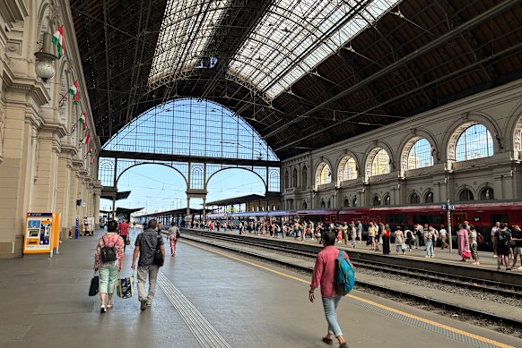 Entre os arcos da plataforma.