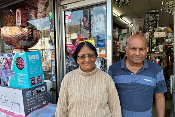 Bharati e Rashmikant Shah nel loro negozio, Giftique, nel quartiere Bury Park di Luton, Regno Unito.