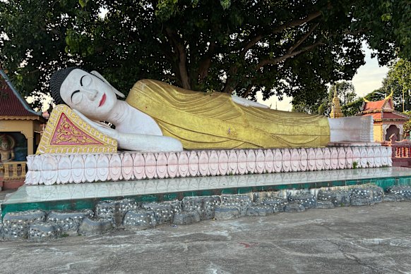Un Buda tranquilamente reclinado en el complejo del templo de Angkor Ban. 