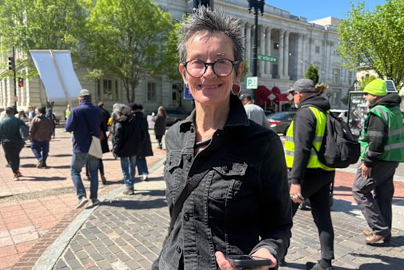 Linda Edwards, nata in Australia, organizza proteste contro i data center in Virginia e Washington, DC.