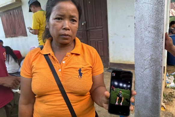 Mun Duang Somdi segurando uma foto de seu filho. 