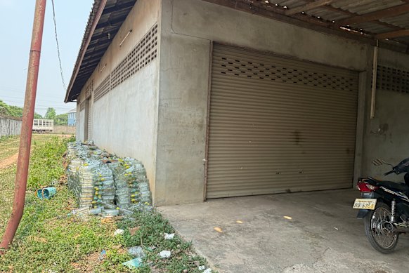 O negócio está fechado desde o final de 2024. Keo Sinorlai disse que outra empresa iria comprar as garrafas, que permaneciam empilhadas ao lado. 