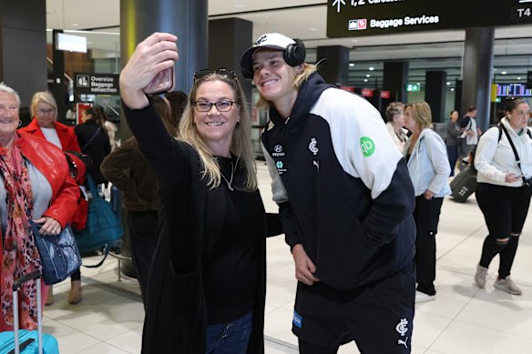 Carlton’s Tom De Koning and a fan at Melbourne Airport. 