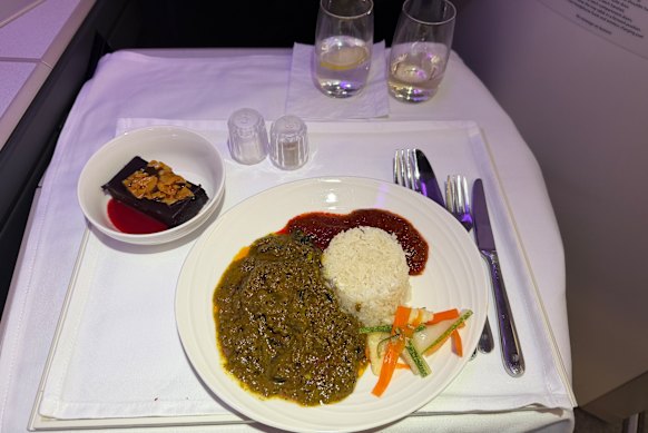 马来西亚航空提供带有参巴酱的仁当椰浆饭。
