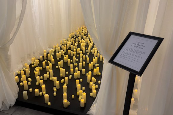 Um memorial para cerca de 1.400 vítimas do crime sexual Jeffrey Epstein, um número fornecido por grupos de sobreviventes.