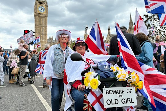 As amigas do leste de Londres, Sue Day, na scooter, e Sonia Finn, no comício de Londres no sábado.
