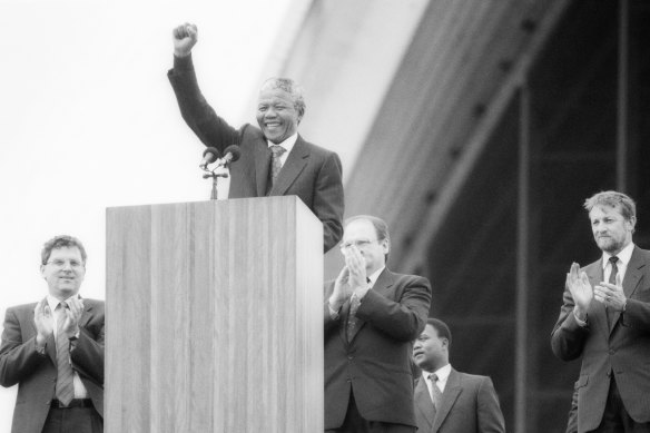 Mandela slipped away from the events on his itinerary, which included an appearance at the Sydney Opera House, to meet Indigenous representatives.