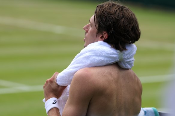 De minaur swallowed under insolely hot English condition.
