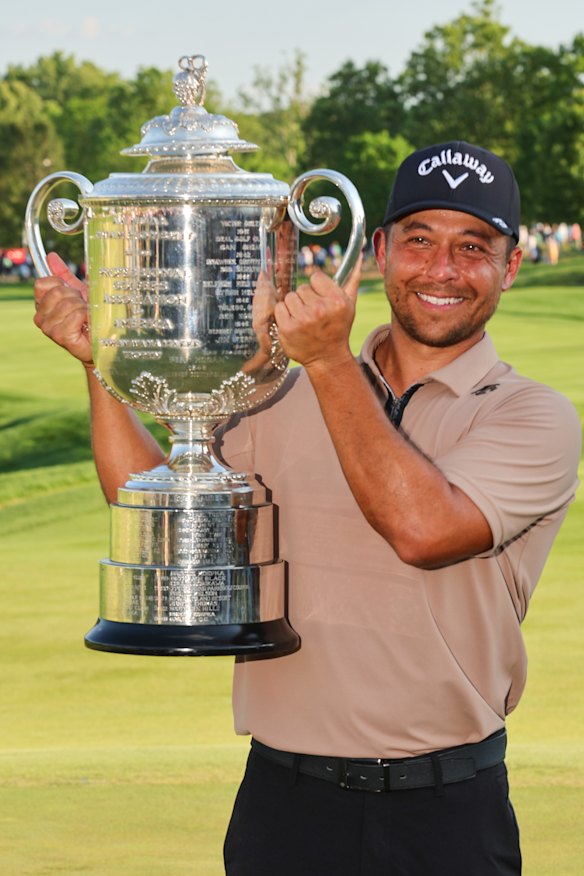Xander Schauffele  with the Wanamaker Trophy.