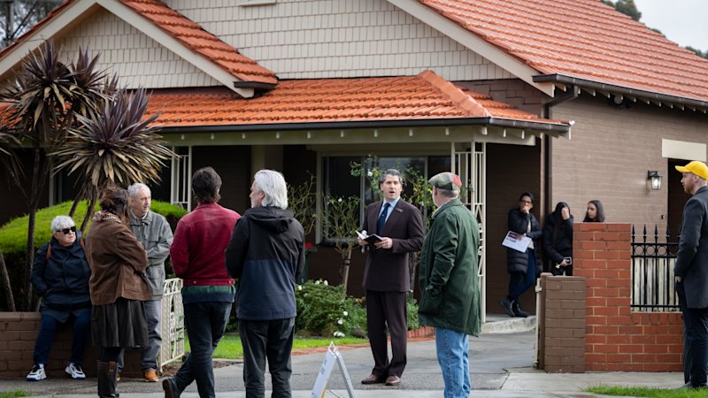 Inner-north Edwardian sells for $905,000 to young couple