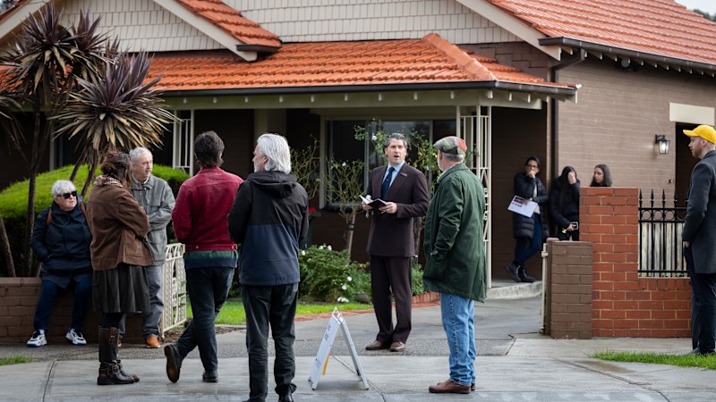 Auction clearance rates plunge to 40pc, lowest in years