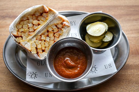 Somewhere between shoestring and thick-cut, the chips are stacked on the buttered bread, creating four or so layers, and the perfect cross-section.