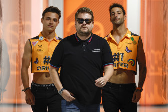 Coechipierii Ricciardo și Lando Norris cu prezentatorul TV James Corden la Miami.
