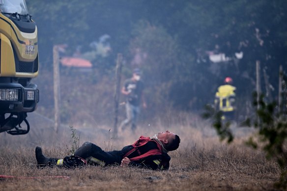Un pompiere riposa a terra.