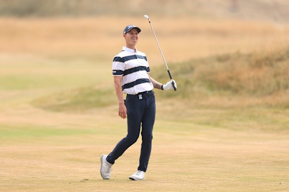 O australiano Cameron John dá a tacada inicial no primeiro buraco do terceiro dia do British Open. 