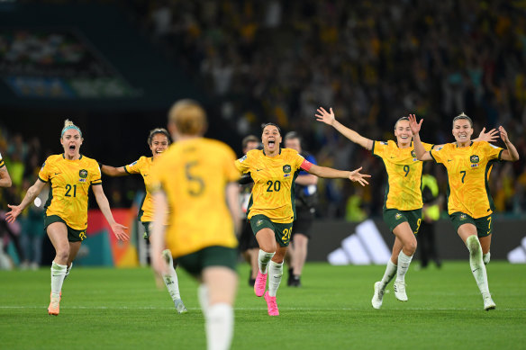 Sam Kerr leads the Matildas out to celebrate Cortnee Vine’s winning kick.