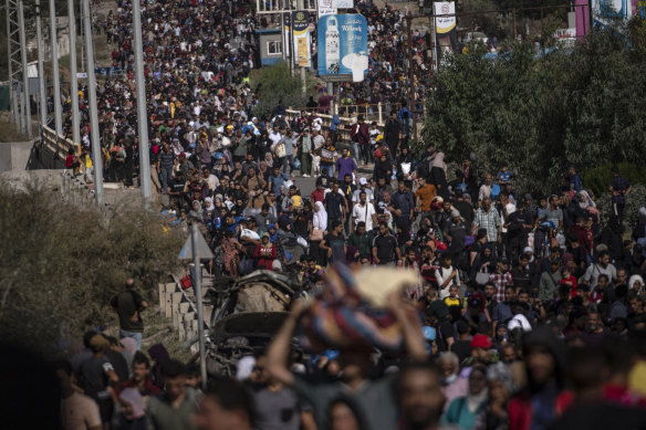 Палестинцы бегут в южную часть сектора Газа на улицу Салах ад-Дин в Бурейдже.