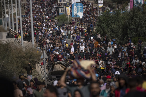 Palestinians flee to the southern Gaza Strip on Salah al-Din Street in Bureij.