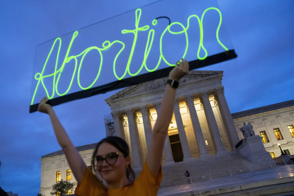 Hope Neyer, Yüksek Mahkeme'nin Roe v Wade'i bozan kararının birinci yıldönümünü, ABD Yüksek Mahkemesi önünde kürtaj erişimini destekleyen bir neon tabela asarak anıyor.