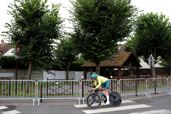 Alana Forster rides through Clichy-sous-Bois.