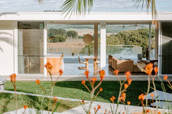 Las Palmas takes you to the valleys of Los Angeles, not beachside Byron Bay. 