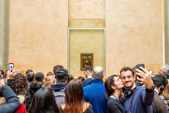 Crowds pile into the Louvre to see the Mona Lisa.
