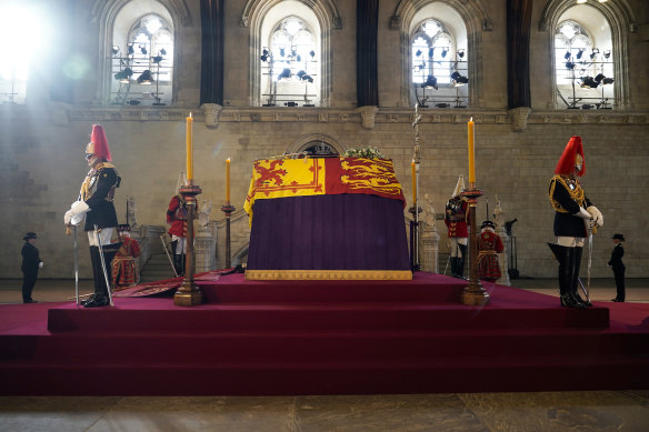 Kraliçe II. Elizabeth, Pazartesi günkü Westminster Abbey'deki cenaze töreninden önce Westminster Hall'da yatıyor.