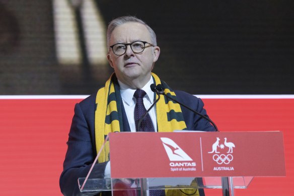 Prime Minister and former transport minister Anthony Albanese has been criticised for being too close to Australia’s biggest airline, Qantas. 